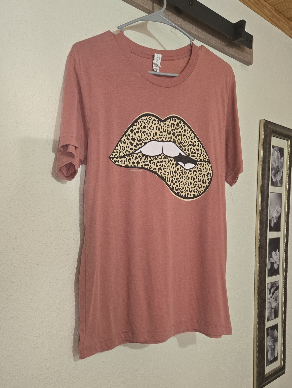 Pre-loved Bella Canvas Mauve Short-Sleeve Tee with Leopard Lips Graphic